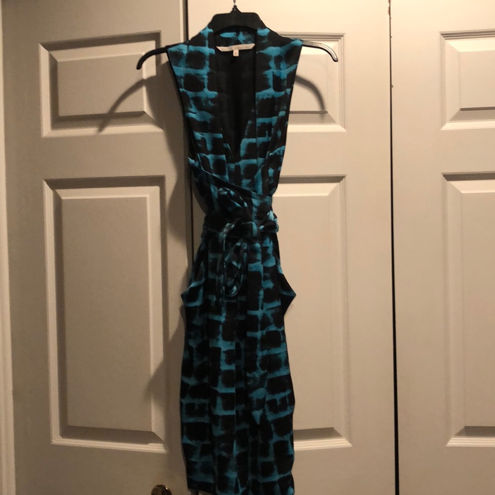 Sleeveless printed dress with front tie